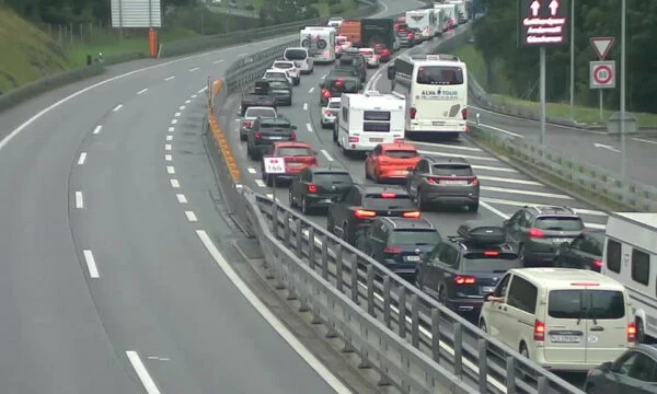 Pas gati 20 orësh zhbllokohet zona kufitare Kroaci – Serbi, mërgimtarët nisen drejt Kosovës