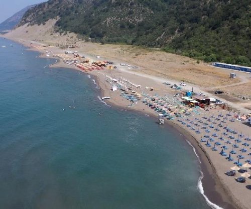Panik në Shëngjin, nënë e bir rrezikojnë mbytjen - shpëtohen në momentin e fundit
