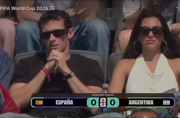 Dua Lipa tërheq vëmendjen me stilin e saj në finalen e Kupës së Botës