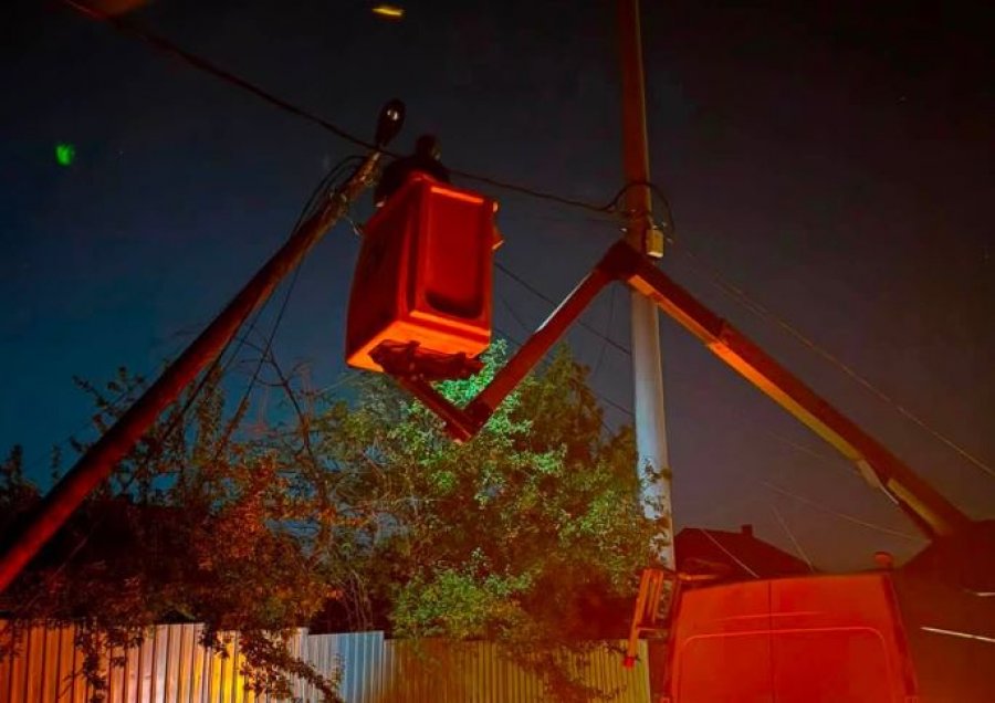 Intervenim pas erërave të fuqishme në Busi të Prishtinës, largohen katër shtylla të dëmtuara