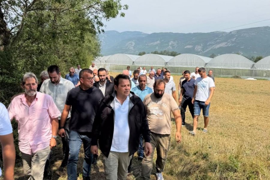 Muja vizitoi fermerët e prekur nga breshri në komunën e Istogut