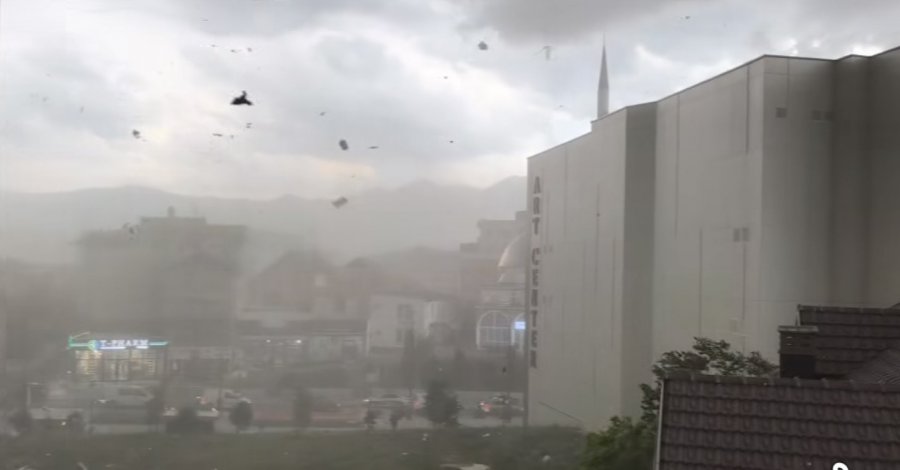 Momenti dramatik kur erërat e fuqishme rrëzojnë kulmin në Suharekë, qytetarët mezi arrijnë të largohen