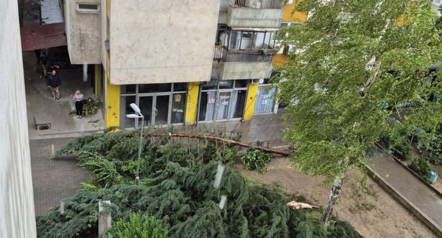 Stuhia e fuqishme godet Shkupin, raportohet për dëme të mëdha