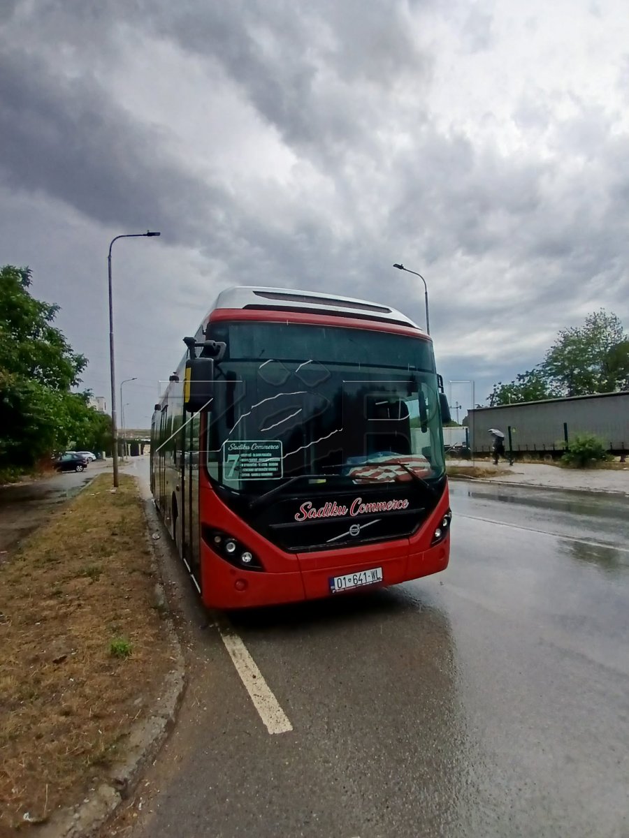 Qytetarët ankohen: Autobusët e linjës 7 nuk respektojnë oraret, udhëtarët në “Emshir” lihen të presin në shi
