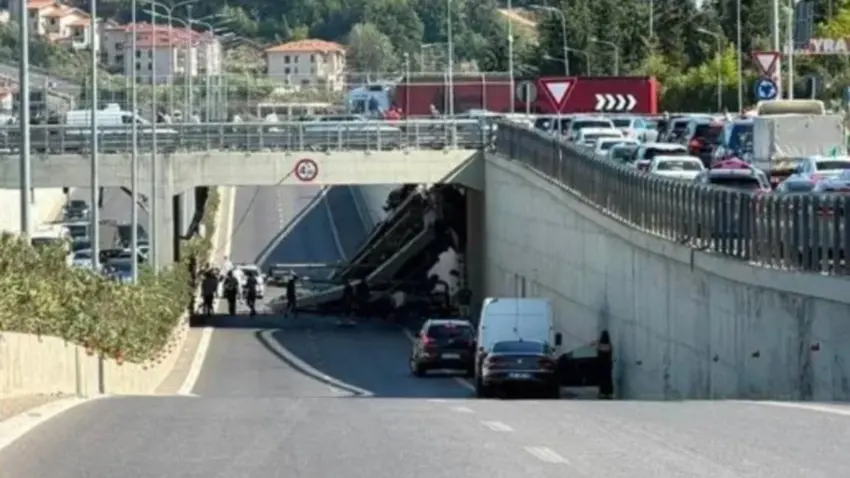 Aksident i rëndë në Shqipëri, kamioni bie nga mbikalimi në autostradë