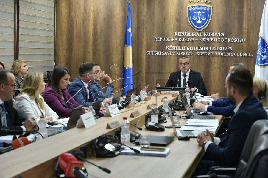 Debat i ashpër në KGJK për dorëheqjet e serbëve, dështon mbledhja për kuorum