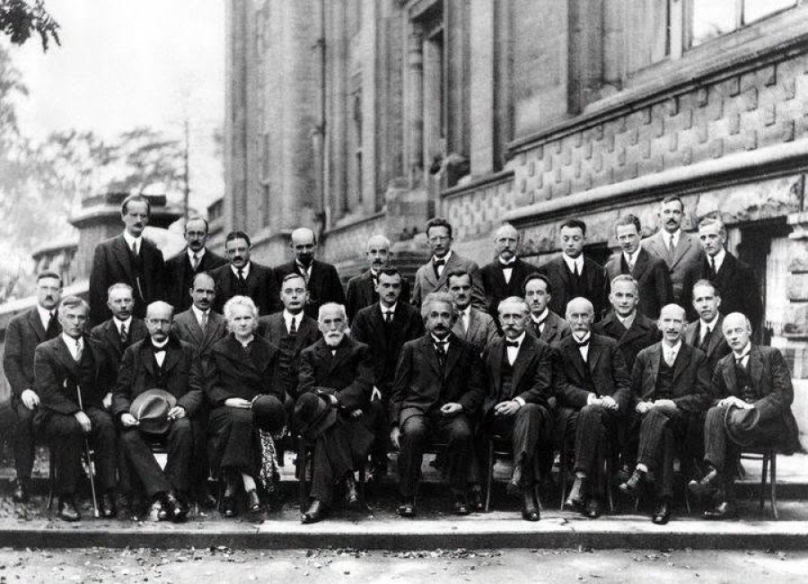 Konferenca historike Solvay e vitit 1927 mblodhi 17 fitues të çmimit Nobel në Fizikë