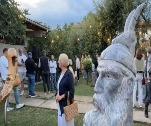 “Histori në gur”, Saliuka shndërron oborrin e shtëpisë në galeri të hapur