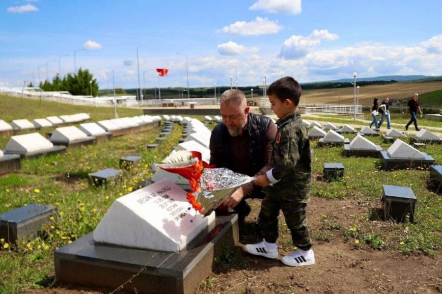 Lushtaku nderon dëshmorët në Marinë e Radishevë, në këtë të fundit u zbulua pllaka përkujtimore