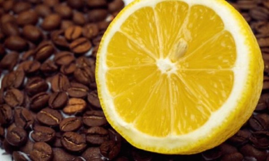 Pse shumë njerëz po konsumojnë kafe me limon, ky është efekti i saj