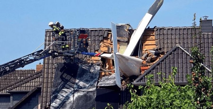 Aeroplani përplaset mbi shtëpinë e një familjeje në Gjermani, dy persona humbin jetën