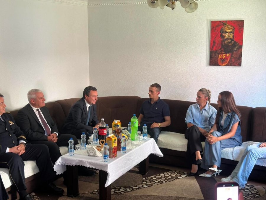 Kurti viziton familjen e heroit Enver Zymberi, në 15 vjetorin e vdekjes së tij