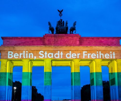 “Qyteti i Lirisë”: Porta e Brandenburgut ndriçohet me ngjyrat e ylberit