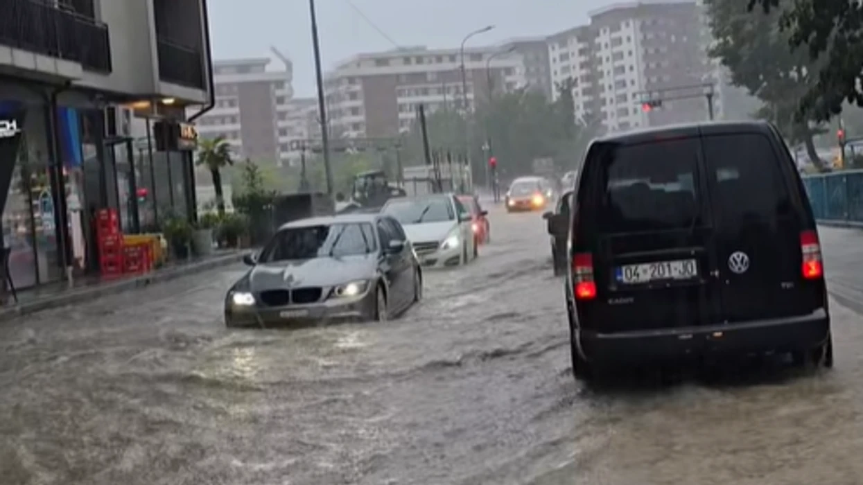 Reshjet e dendura vërshojnë urën te Parku i Qytetit në Prizren [video]