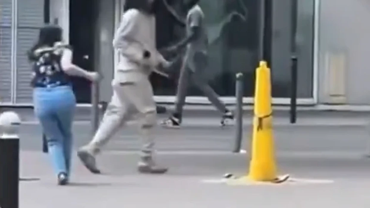 Burri sulmon me thikë tri gra në Paris, ndalet nga një polic [video]