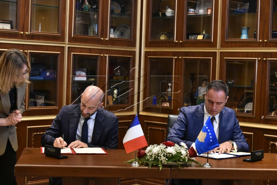 Kosova nënshkruan pesë marrëveshje me Francën