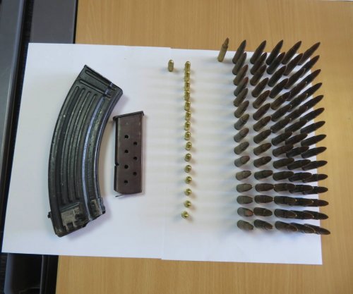 Ndalohet vetura me targa të Serbisë, shoqërohen 6 persona pasi u kapën me arsenal armësh