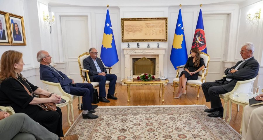Haxhiu takon përfaqësuesit e Shoqatës së Ish të Burgosurve Politikë, premton mbështetje për ruajtjen e kujtesës historike