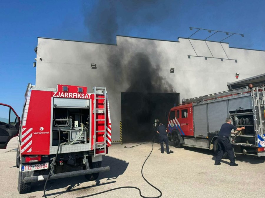 Një fabrikë në Gjakovë përfshihet nga flakët, ndërhyjnë zjarrfikësit