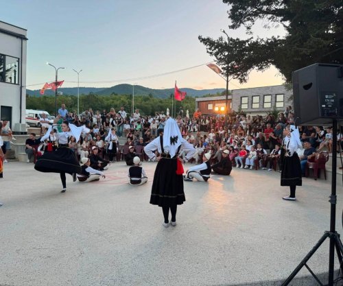 “Java e Diasporës” në Deçan nisi me këngë e valle