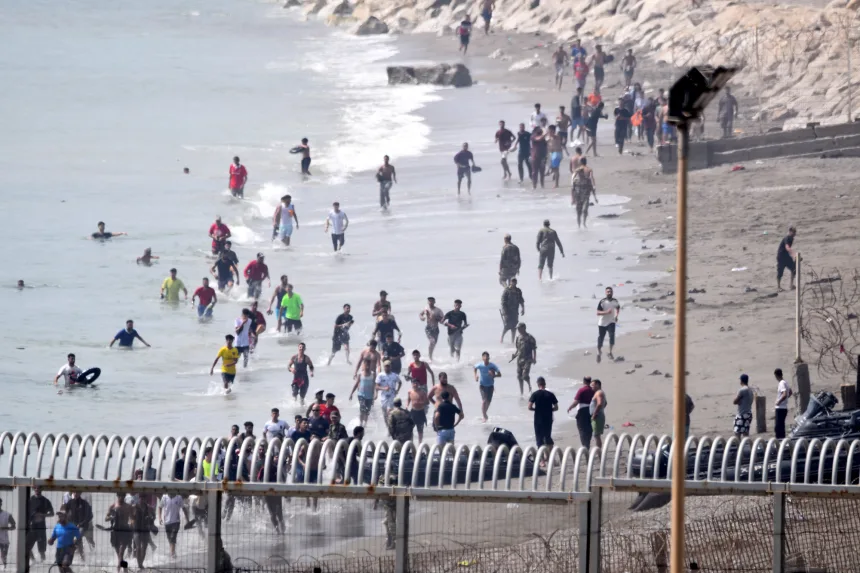 Mijëra migrantë hyjnë në Spanjë nga Maroku, autoritetet spanjolle përballen me krizë në kufi