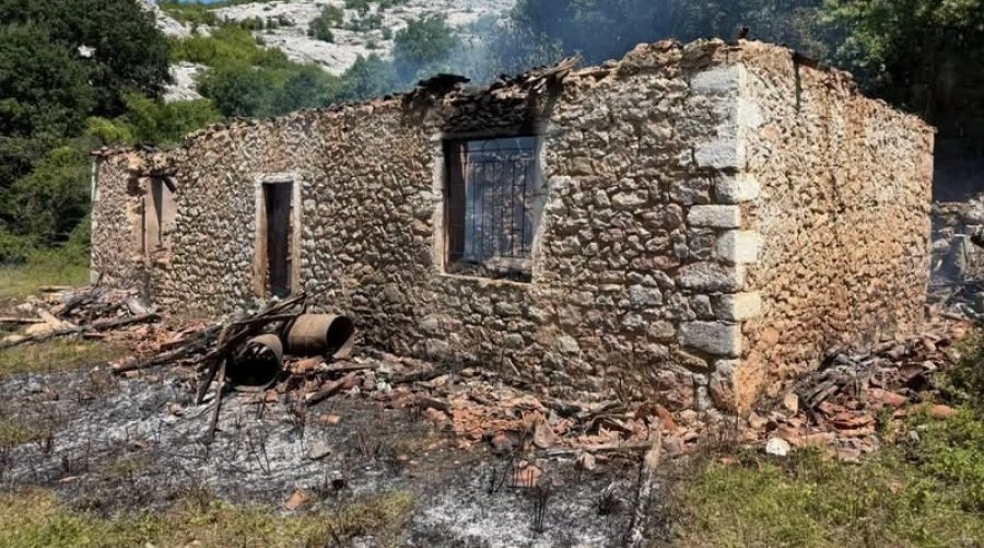 Zjarri në Shkodër, 24-vjeçarja u gjet me njërin fëmijë në krah e tjetrin pranë