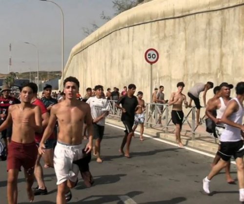 Valë emigrantësh nga Maroku, Spanja dërgon ushtrinë në kufi