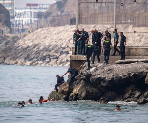 Valë emigrantësh në Ceuta, Spanja mobilizon ushtrinë