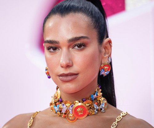 Dua Lipa rikthehet në Prishtinë për “Sunny Hill” - publikon pjatën me pite, speca dhe ajvar