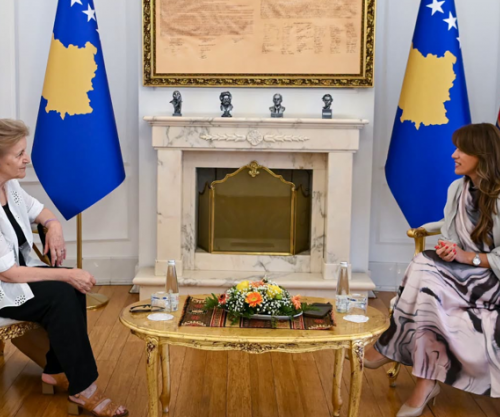 Haxhiu pret Nafije Latifin, vlerëson kontributin e Shoqatës “JETA/VITA” në luftën kundër kancerit të gjirit