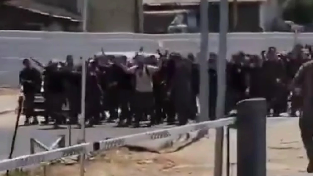 Ushtarët izraelitë lanë armët dhe u larguan nga baza, protestuan kundër oficerëve