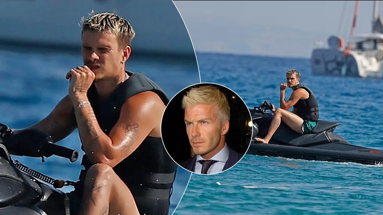 Romeo Beckham rikthen stilin e viteve 2000 të Davidit me flokë biondë dhe ekspozon muskujt gjatë pushimeve familjare në Ibiza