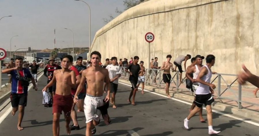 Valë emigrantësh nga Maroku, Spanja dërgon ushtrinë në kufi