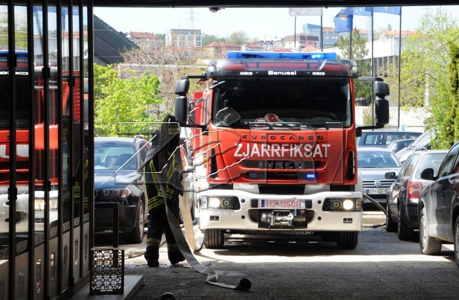 Zjarr në “Rrugën B”, qytetarët tentojnë ta vënë nën kontroll [video]