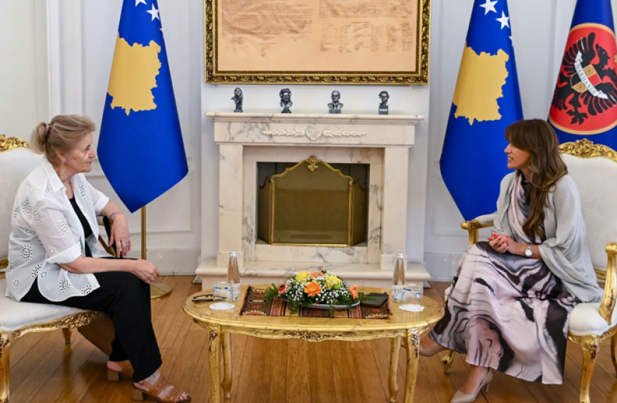 Haxhiu pret Nafije Latifin, vlerëson kontributin e shoqatës “Jeta/Vita” në luftën kundër kancerit të gjirit