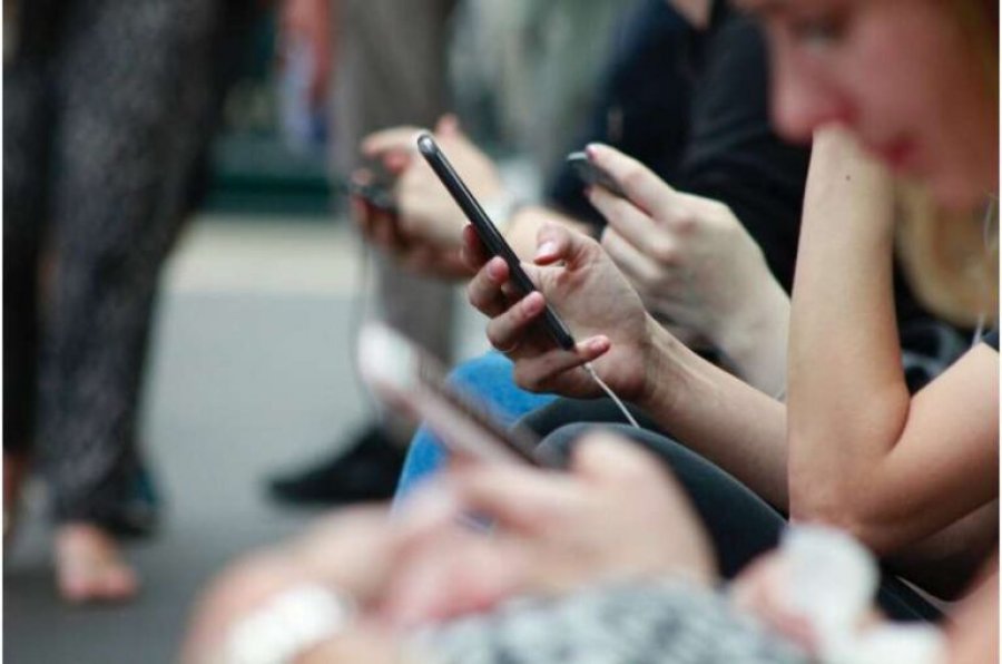Pse kalimi i tepërt i kohës online lidhet me stresin dhe pakënaqësinë?