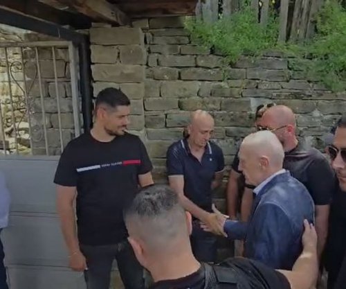 Ilir Meta mbërrin në Skrapar për t’ia dhënë lamtumirën e fundit babait, shoqërohet nga policia