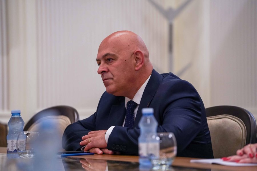 Gjini: Çdo faturë e shtrenjtë e rrymës, taksë e fshehur për familjet – kemi plan për pavarësi energjetike