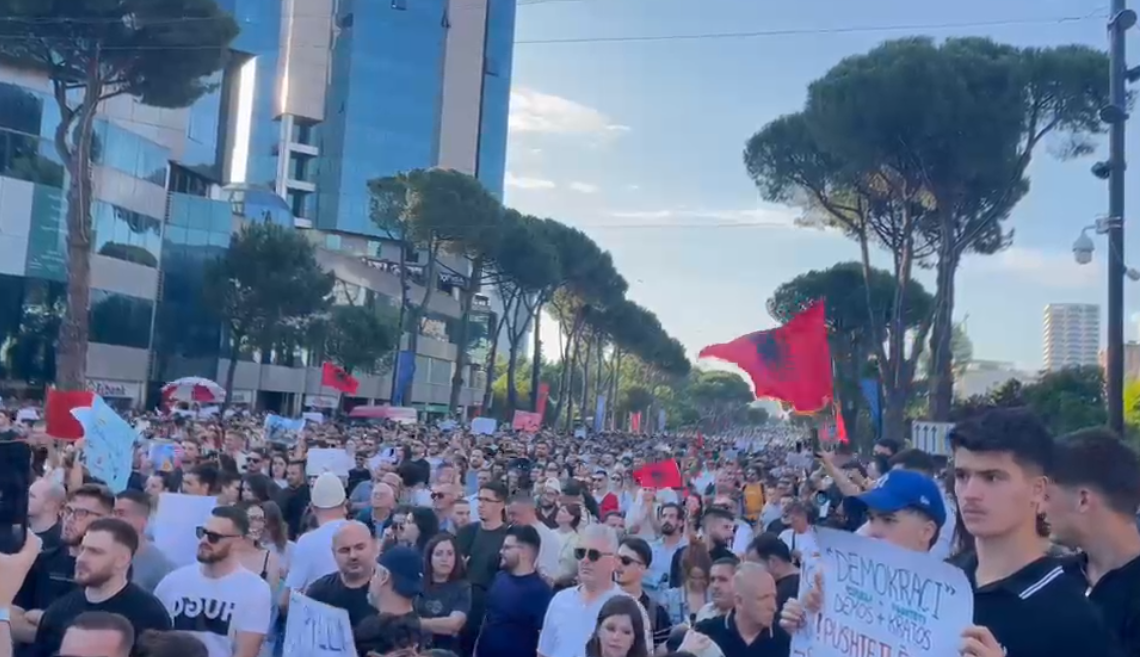 Nis protesta në Tiranë për Zvërncein, qytetarët marshojnë drejt Kryeministrisë