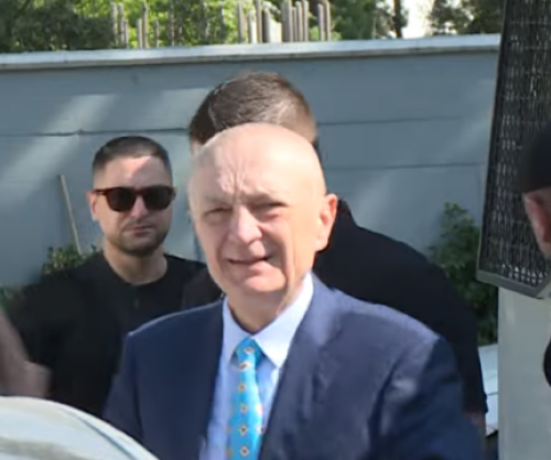 Meta lë sërish qelinë për 12 orë, mbërrin në ambientet ku do të presë ngushëllimet për vdekjen e babait të tij