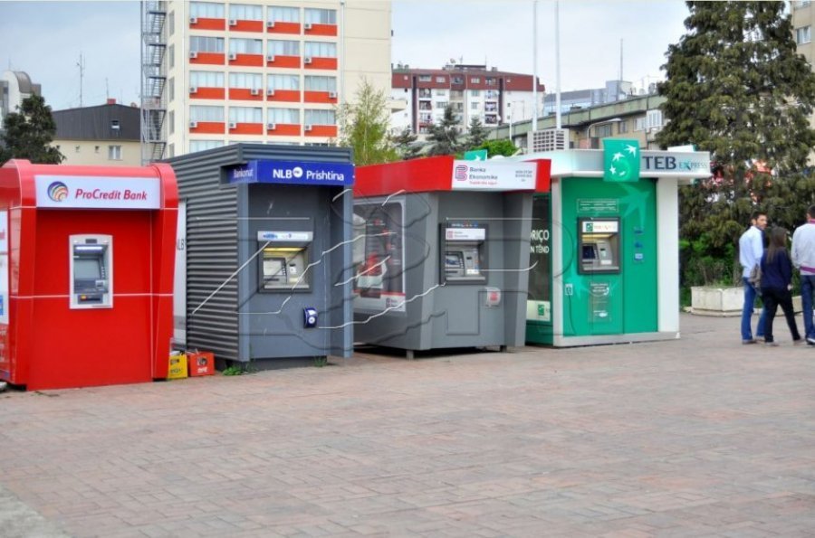 Shtrenjtojnë shërbimet, rrisin fitimet: Bankat në Kosovë shënojnë nivel rekord të të hyrave nga komisionet