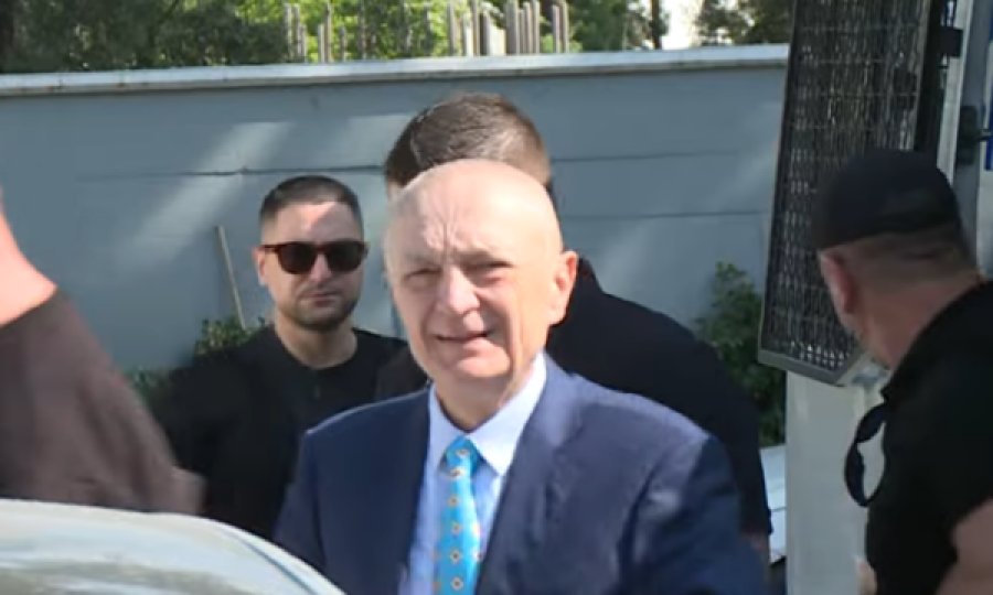 Meta lë sërish qelinë për 12 orë, mbërrin në ambientet ku do të presë ngushëllimet për vdekjen e babait të tij