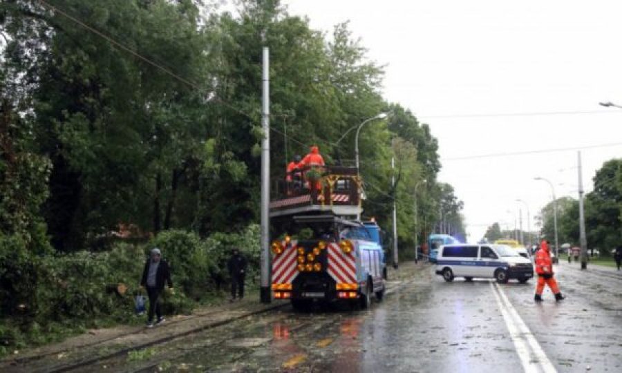 Stuhia përfshin Kroacinë, alarm portokalli për motin në disa rajone