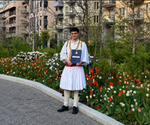 Shqiptari nga Kosova diplomon në Inxhinieri Hapësinore në Suedi me veshje kombëtare