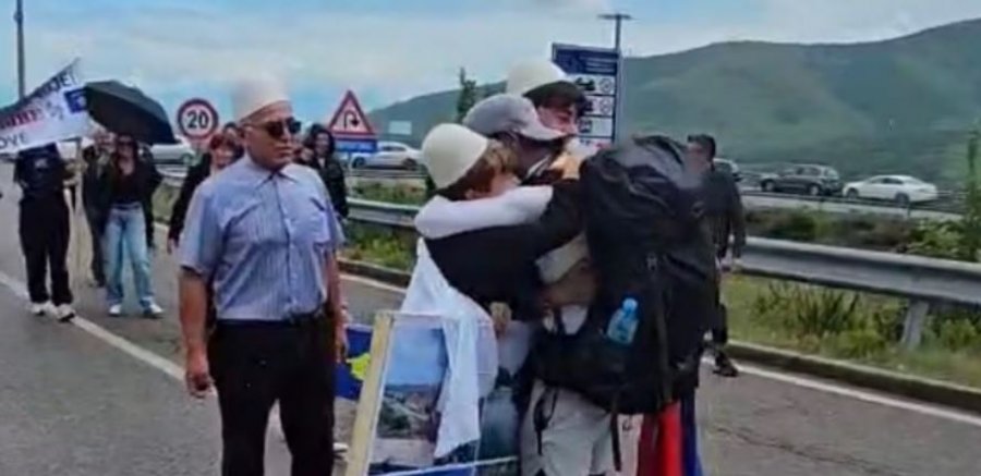 Ahmet Korqa përfundon udhëtimin 60 ditor në këmbë nga Zvicra në Kosovë