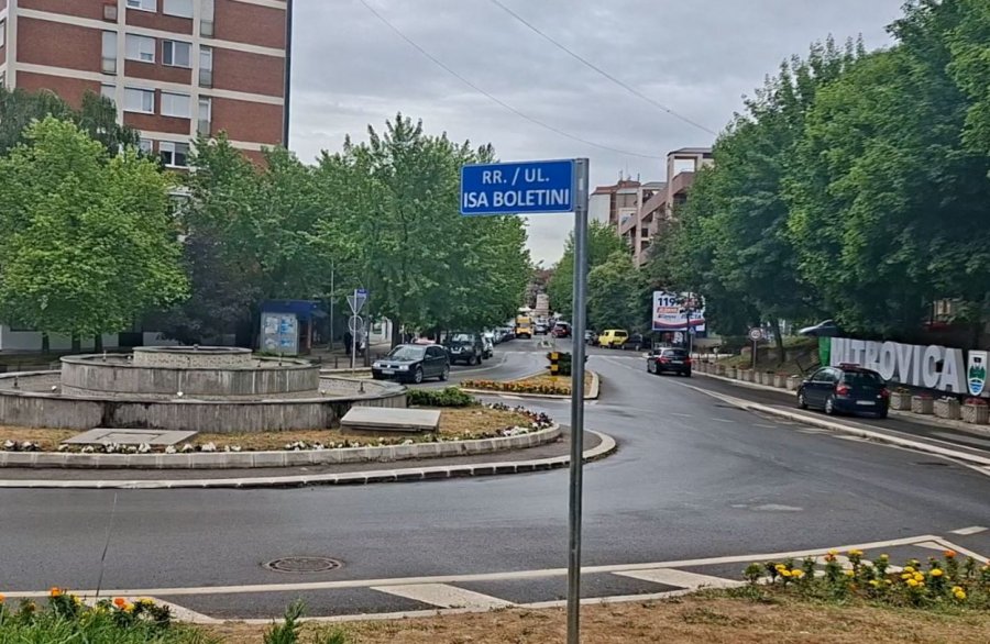 Hiqet tabela me emrin e Zoran Gjingjiqit, që u vendos dje në një rrugë në Mitrovicën e Veriut