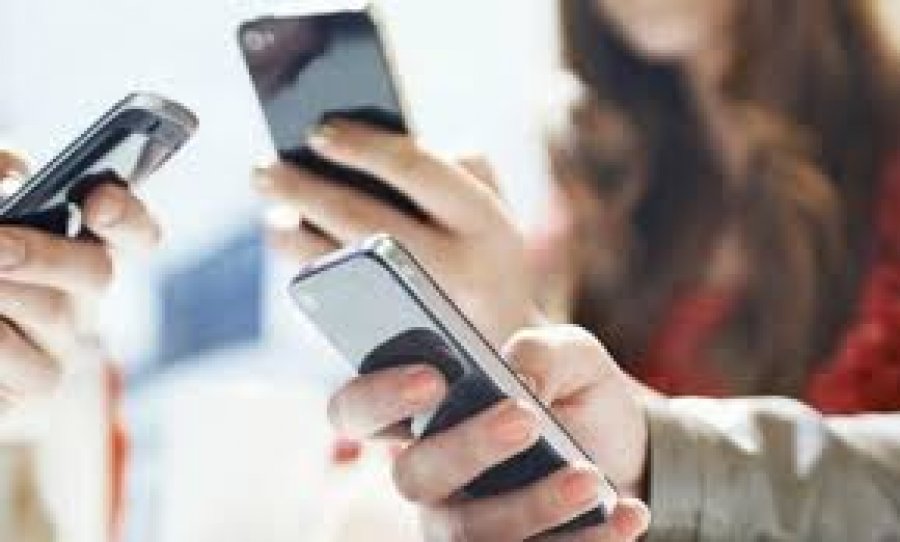 Çfarë ndodh në tru kur shkruani me dikë në celular