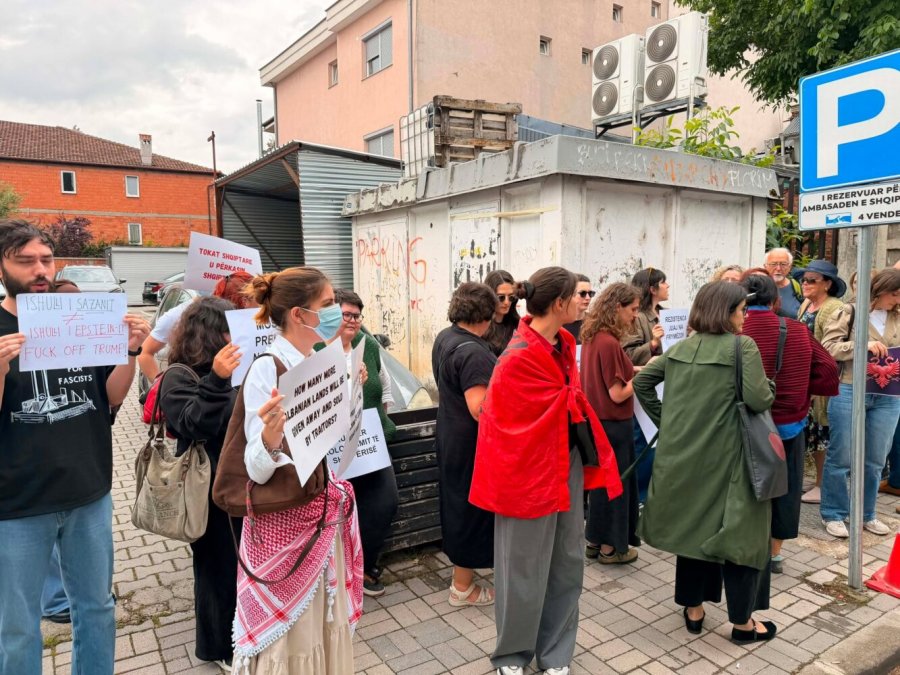“Zvërneci dhe Sazani nuk janë në shitje”, protestë para Ambasadës së Shqipërisë në Kosovë