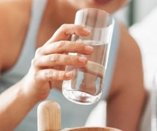 Çfarë mund të bëjë pirja e një gote uji në mëngjes për energjinë dhe tretjen tuaj?
