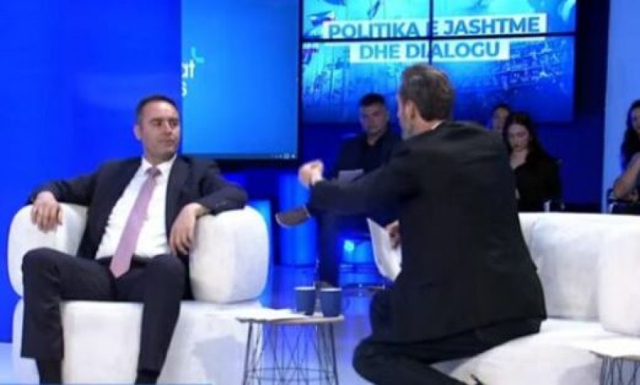 “Mezi kishe prit me çu në Prokurori”, “S’po të nihet zëri për korrupsionin në QKUK”, përplasen Konjufca e Ismaili